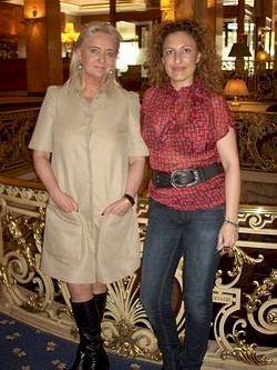 Saray Schaetzler con Carmen Torres Ripa durante la entrevista